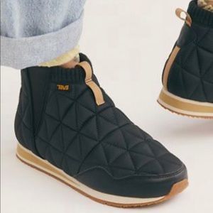 Teva puffer sneaker/booties